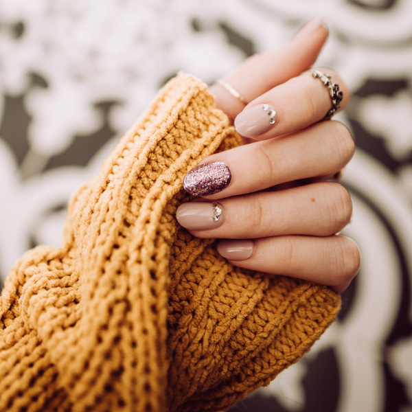 Professional nail polishing service at your location